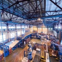 interior-del-taller-de-fabrica-y-maquinas-en-el-fondo-de-la-produccion-de-vidrio (1)